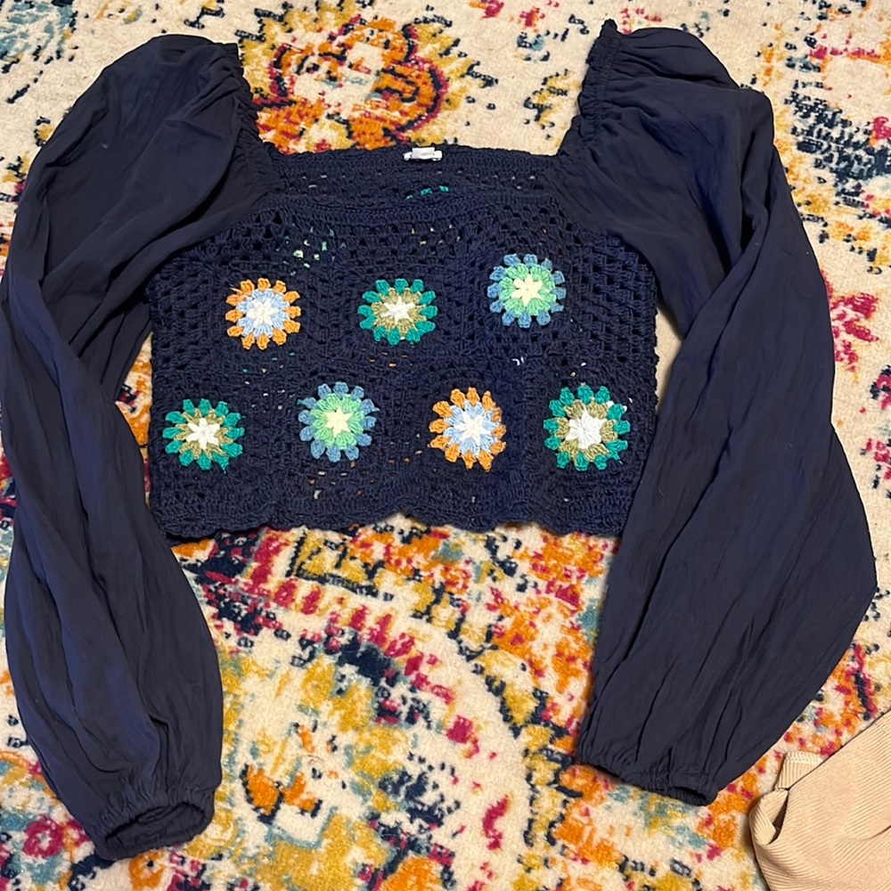 Blue cropped shirt